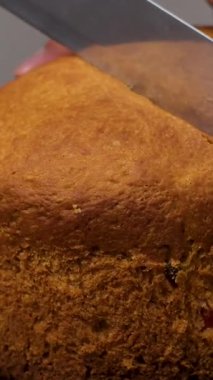 Panettone pastası Paskalya ve Noel için geleneksel bir İtalyan tatlısıdır. Şef Panettone Pastası 'nı kesiyor ve leziz ve havadar hamur işini gösteriyor. Ön manzara. Yüksek kalite 4k görüntü