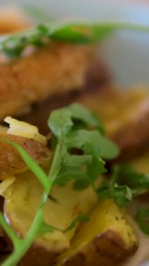 İştah açıcı ızgara tavuk kremalı patates püresi ve siyah bir tabakta taze lahana salatası, otlarla süslenmiş. Yüksek kalite 4k görüntü