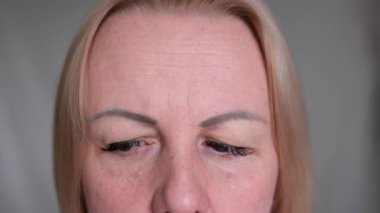 Duygusal üzgün kadın gözleri. Odada duygusal ve üzgün bir kadının gözleri var. Ailedeki kadınların stresli sorunları kavramı. Yüksek kalite 4k görüntü