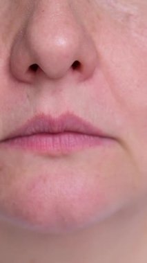 Dudak hareketi kadın hoşnutsuzluğu. Kız oturur ve etrafa bakar. Kaşlarını ve dudaklarını hareket ettirir. Yüksek kalite 4k görüntü