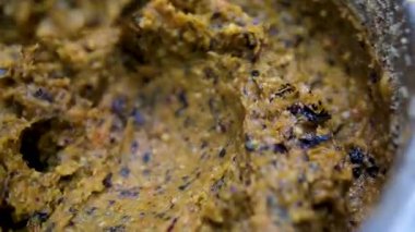 Toprakta kurutulmuş meyve. Kurumuş meyveler ezmeye dönüşür. Kuru üzümlü kayısı incir. Kurutulmuş meyve kayısı ve portakal eriği. Yüksek kalite 4k görüntü