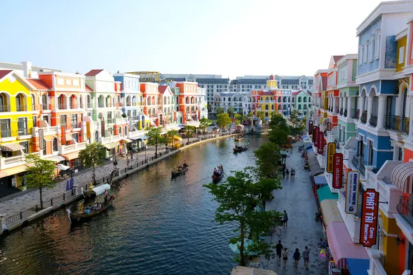 Grand World Phu Quoc Pearl Island manzaralı güzel yerlerin eşsiz mimarisidir. Venedik İtalya 'daki gibi renkli binalar Phu Quoc Adası Vietnam 