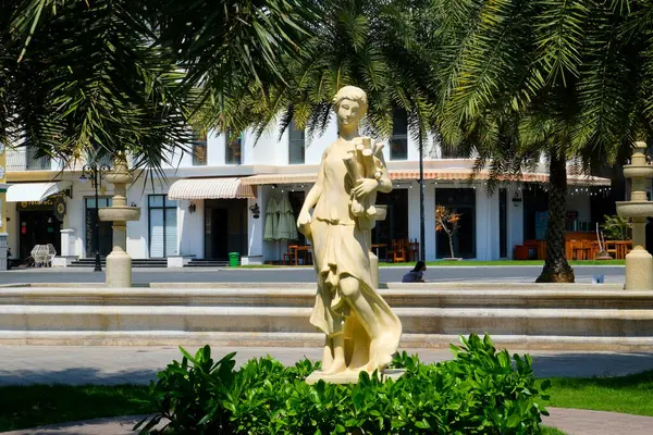 Grand World Phu Quoc Pearl Island manzaralı güzel yerlerin eşsiz mimarisidir. Venedik İtalya 'daki gibi renkli binalar Phu Quoc Adası Vietnam 