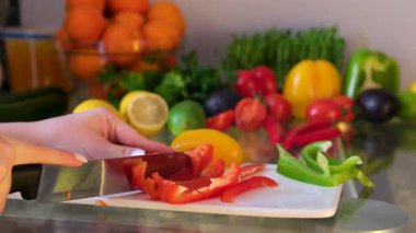 Şef, sarı, kırmızı biber, kırmızı biber ve rendelenmiş peynirle doldurulmuş sarı biber serpiştirdi. Sebzeler, vejetaryen yiyecekler, vitamin açısından zengin, sağlıklı beslenme konsepti.. 