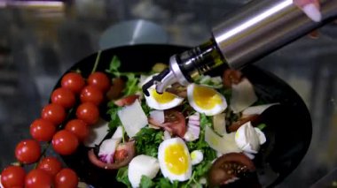 Taze sebze, ton balığı, domates ve yumurta salatasıyla döner salata kasesi. Sağlıklı yiyeceklerin diyet salatası. Yüksek kalite 4k görüntü