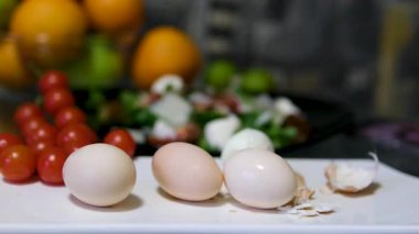 kırmızı ve beyaz yumurta kabuğu yığını, soyut arka plan, doku. Yüksek kalite 4k görüntü