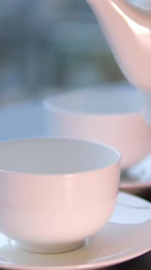 Kız çay içiyor ve spa bölgesinde yumuşak şezlongda dinleniyor. Ağır çekim. Yüksek kalite 4k görüntü