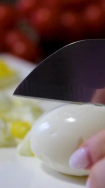 Yakın plan: dilimlenmiş haşlanmış yumurta, yarı yarıya pişmiş yumurta sarısı sergileniyor. Canlı sarılar beyazlarla yan yana gelişince büyüleyici ve besleyici oluyor. 