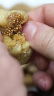 Elinde incir tutarken ve yerken görülen bir adam. Yüksek kalite 4k görüntü