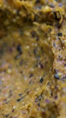 Toprakta kurutulmuş meyve. Kurumuş meyveler ezmeye dönüşür. Kuru üzümlü kayısı incir. Kurutulmuş meyve kayısı ve portakal eriği. Yüksek kalite 4k görüntü