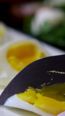 Dilimlenmiş yumurta dilimleri cam bir yüzeye düşer. Yüksek kalite 4k görüntü