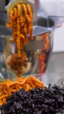 Toprakta kurutulmuş meyve. Kurumuş meyveler ezmeye dönüşür. Kuru üzümlü kayısı incir. Kurutulmuş meyve kayısı ve portakal eriği. Yüksek kalite 4k görüntü