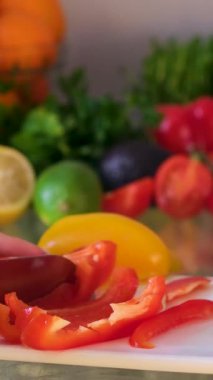 Şef, sarı, kırmızı biber, kırmızı biber ve rendelenmiş peynirle doldurulmuş sarı biber serpiştirdi. Sebzeler, vejetaryen yiyecekler, vitamin açısından zengin, sağlıklı beslenme konsepti.. 