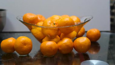 Sağlıklı meyvelerin güzel dinamik manzarası. mandalina ve limon
