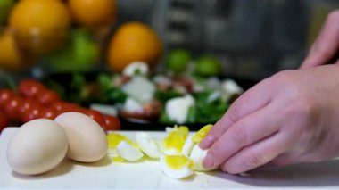 Aşçı rende bir yumurta keser. Yüksek kalite 4k görüntü