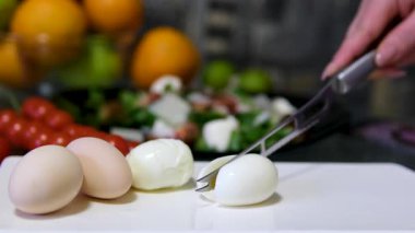 Dilimlenmiş yumurta dilimleri cam bir yüzeye düşer. Yüksek kalite 4k görüntü