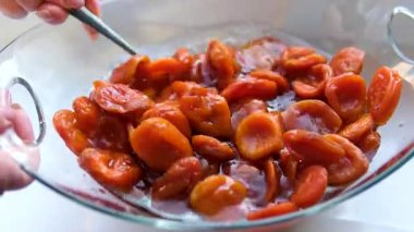 Kurutulmuş kayısılar yükselir ve düşer. Mavi arka planda. Film, yavaş çekim 1000 fp. Yüksek kalite 4k görüntü