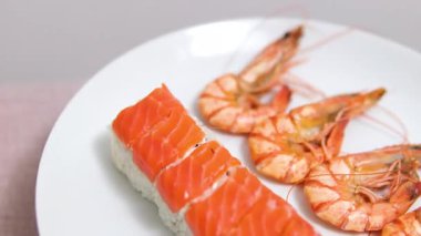 Suşi seti, somon balığı, ton balığı, yılan balığı, karides, susam, yakın plan, suşi Japon yemeği, deniz ürünleri, reklam suşi ruloları, üst görüş. Yüksek kalite 4k görüntü