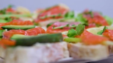 Sağlıklı gıda konsepti. Mavi bir masada avokadoyla açık sandviç. Yüksek kalite 4k görüntü