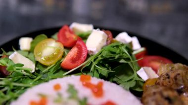 Kırmızı domatesli salata roka pilavı ve kırmızı havyarlı Vietnam böreği. Yüksek kalite 4k görüntü