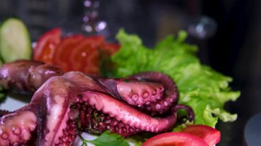 Peynirli ve marullu kızarmış ahtapot. Yüksek kalite 4k görüntü