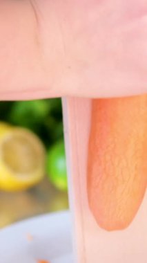 Havuç ızgara Mutfağı: Eller metal rendelenmiş turuncu havuç rendeliyor, yakın plan. Yüksek kalite 4k görüntü