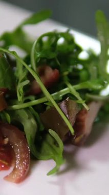 Arugula, ıspanak, avokado, marul, fasulye ve soğanlı yeşil sebze salatası kasesi. Dikey video. Üst Manzara. Sağlıklı gıda konsepti. Yüksek kalite 4k görüntü