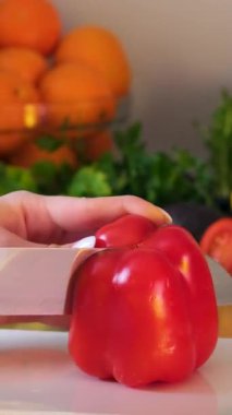 Taze yeşil organik sebzeler ve meyveler. Vejetaryen Gıda Konsepti. Yüksek kalite 4k görüntü