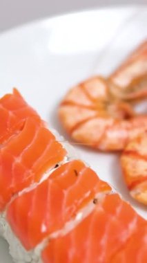 Suşi seti, somon balığı, ton balığı, yılan balığı, karides, susam, yakın plan, suşi Japon yemeği, deniz ürünleri, reklam suşi ruloları, üst görüş. Yüksek kalite 4k görüntü