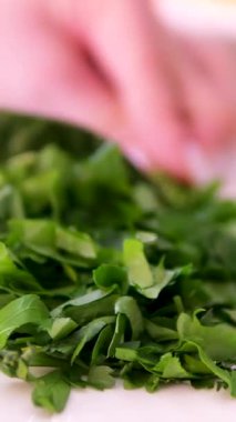 Büyük Bıçakla Tahta Tahtada Taze Bitki Doğrama Şefi. Yüksek kalite 4k görüntü