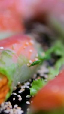 Sağlıklı olmak için taze sebze salatası. Somonlu börek.
