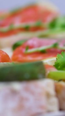 Sağlıklı gıda konsepti. Mavi bir masada avokadoyla açık sandviç. Yüksek kalite 4k görüntü