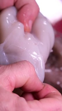 Mükemmel pişirilmiş ahtapot ahşap kesme tahtasına yerleştirilmiş sıcak buharlar, lezzetli ahtapottan yavaşça buharlaşır, el kamerasıyla her iki bacağındaki enayilerin detaylarını yakalar.