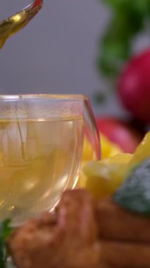 Bir fincan sıcak çay, zencefil kökü, limon ve bal. Sıcak çaya doğal çiğ bal ekliyorum. C vitamini içeceği, bağışıklık sistemi desteği. Çayın içinde bal