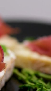 Ayrıntılı uçak, jambonlu sandviç hazırlığı. Yüksek kalite 4k görüntü