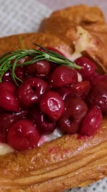 Limonlu çay ve portakallı vişneli pasta. Yüksek kalite 4k görüntü