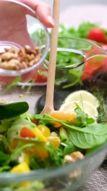 4K Top View Chef ıstakoz salatası süslemesini bitirdi. Yüksek kalite 4k görüntü