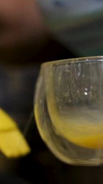 Lahana, balkabağı ve havuçtan turta yapma süreci. Turtaları yumurta karışımıyla fırçala.