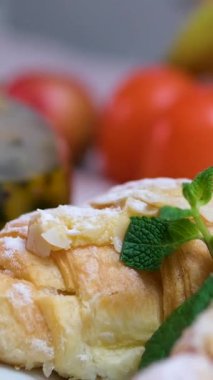 Tatlı hamur işleri, armutlu börekler, ahşap bir masada. Pasta meyveli çay.