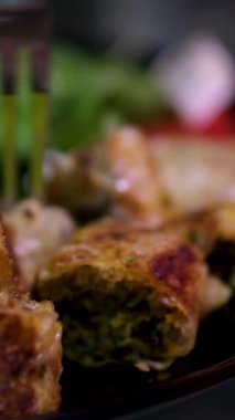 Nem soslu Vietnamlı pirinçli kağıt rulo gurme yemek arkaplanını masa rustik yiyecekler üst görünüm fotokopi alanına yuvarlıyor. Yüksek kalite 4k görüntü