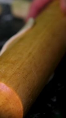 Bir kadın kiraz ya da kiraz dilimlenmiş hamurla sarılır. Ev mutfağında çörekler ve hamur işleri, ağır çekimde. Kirazlı kruvasan yapma süreci