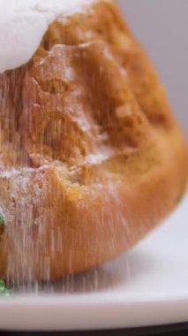 Paskalya pastası. Üzerine pudra şekeri serpin. Bıçakla Şenlikli Pastaları keser. Paskalya pastasını kesen kadın. Yüksek kalite 4k görüntü