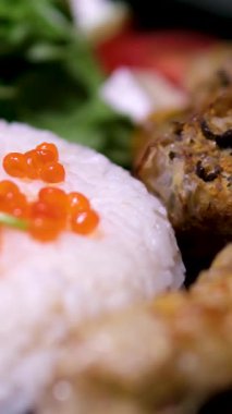 Pirinç salatası Biftek Rendang ve haşlanmış yumurta Otantik Geleneksel Endonezya, Malezya Gıda Tarzı Ünlü Köri Yemeği tarifi Kaffer, Chili. Yüksek kalite 4k görüntü