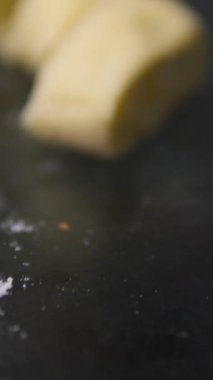 Bir kadın kiraz ya da kiraz dilimlenmiş hamurla sarılır. Ev mutfağında çörekler ve hamur işleri, ağır çekimde. Kirazlı kruvasan yapma süreci