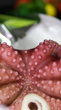 Sebzeli ızgara ahtapot. Geleneksel yerel mutfak. Deniz ürünleri. ahtapot pişirme işlemi