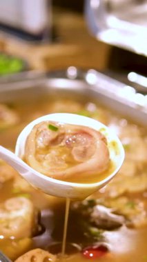 Açık büfe restoranı. Kendi kendine hizmet veren kafeterya. Yakın plan. Garson, koruyucu eldivenlerle müşteriye sıcak çorba dolduruyor. Yemek pişirmek. Sağlıklı yemek. Yüksek kaliteli FullHD görüntüler