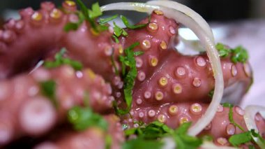 Sebzeli ızgara ahtapot. Geleneksel yerel mutfak. Deniz ürünleri. ahtapot pişirme işlemi