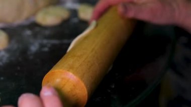 Bir kadın kiraz ya da kiraz dilimlenmiş hamurla sarılır. Ev mutfağında çörekler ve hamur işleri, ağır çekimde. Kirazlı kruvasan yapma süreci