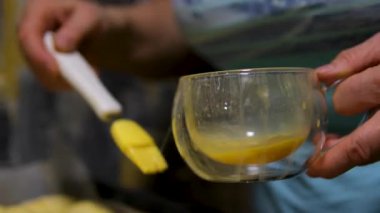 Lahana, balkabağı ve havuçtan turta yapma süreci. Turtaları yumurta karışımıyla fırçala.