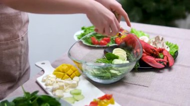 4K Top View Chef ıstakoz salatası süslemesini bitirdi. Yüksek kalite 4k görüntü